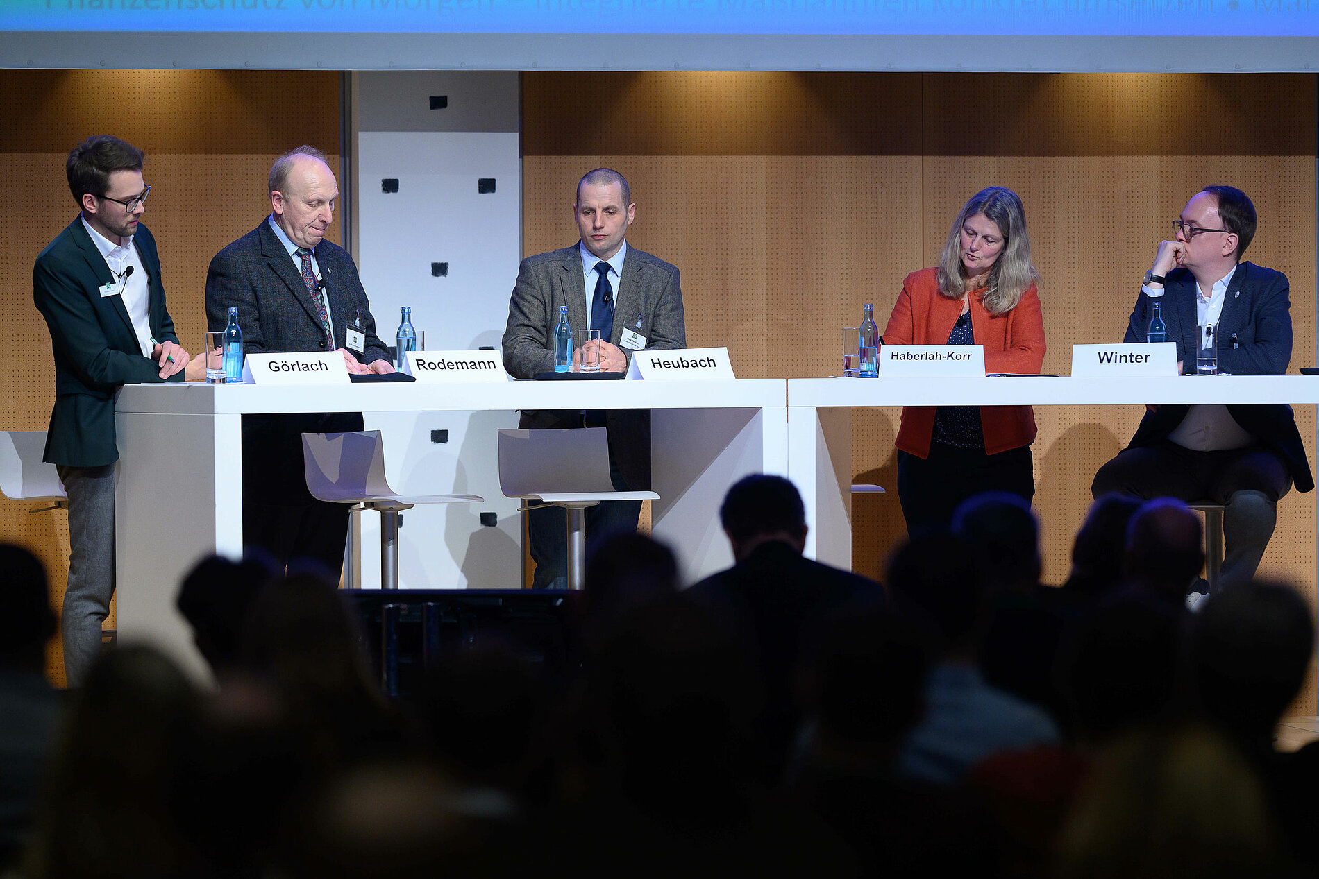 Bild: Ansätze zur Einsparung von chemischem Pflanzenschutz im Fokus:  Dr. Bruno Görlach, DLG, Dr. Bernd Rodemann, Mark Heubach, Prof. Verena Haberlah-Korr, Mark Winter (v.l.n.r.). Foto: DLG