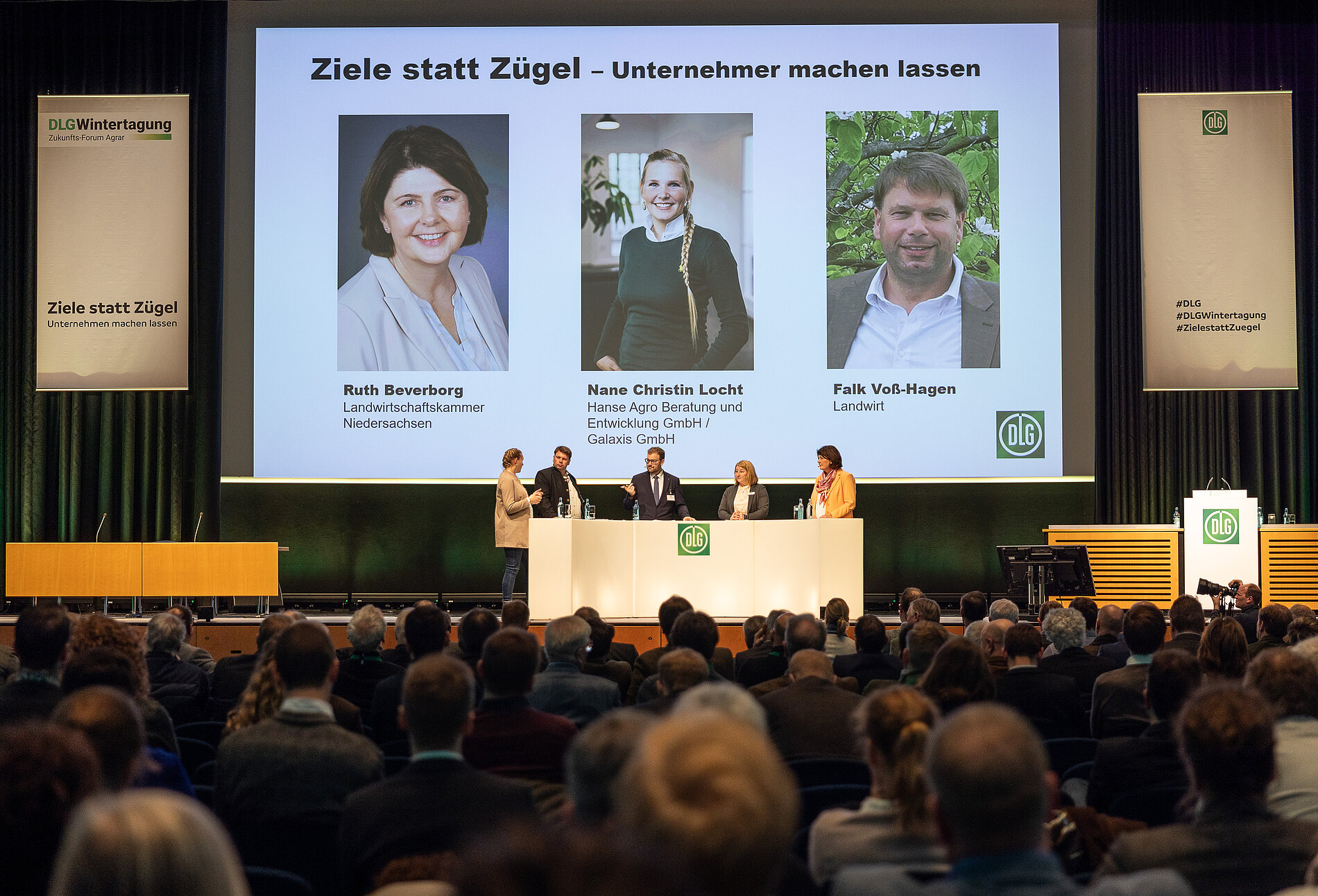 Panel discussion in the plenum, left to right: Nane Christin Locht, Falk Voß-Hagen, Erik Guttulsröd, Siv Biada, Ruth Beverborg